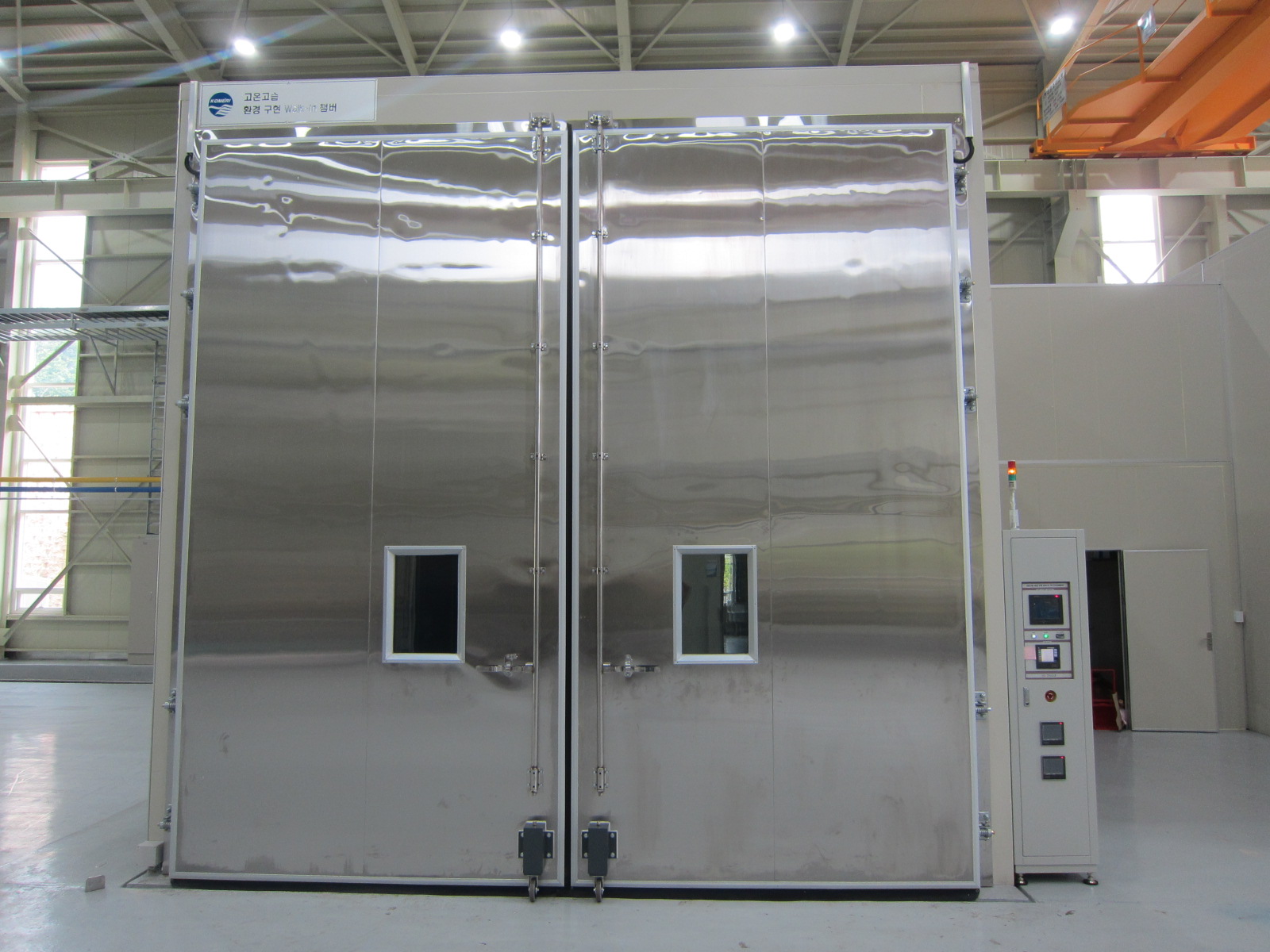 Walk-in chamber for high temperature and high humidity environment